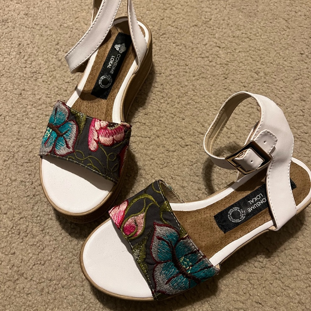 NWOT Womens wedges